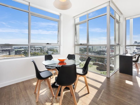 As The Sun Sets - Modern And Spacious 2BR Zetland Apartment Facing The Setting Sun - Sunshine Coast Guide 1