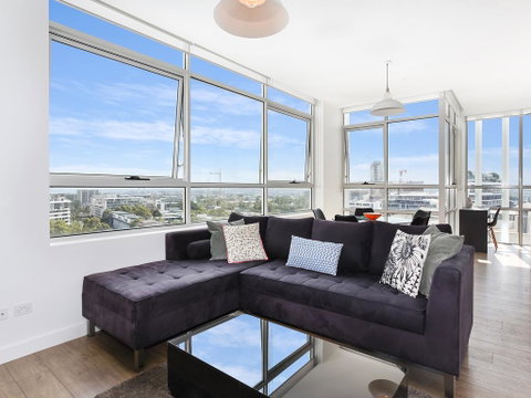 As The Sun Sets - Modern And Spacious 2BR Zetland Apartment Facing The Setting Sun - Sunshine Coast Guide 0