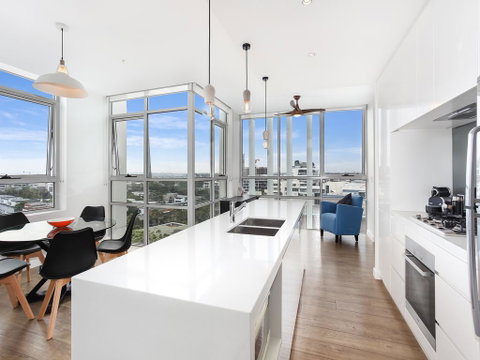 As The Sun Sets - Modern And Spacious 2BR Zetland Apartment Facing The Setting Sun - Sunshine Coast Guide 2