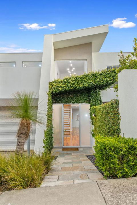 Luxurious Terrace Hideaway With A Heated Pool - Sunshine Coast Guide 2