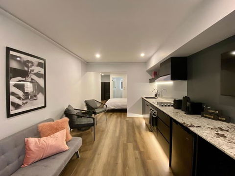 Luxury Inner-west Flat W/ Breakfast And Coffee Included! - Sunshine Coast Guide 0