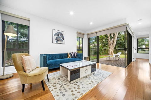 Luxury Retreat & Spacious 4BR House In Willoughby - Sunshine Coast Guide 0