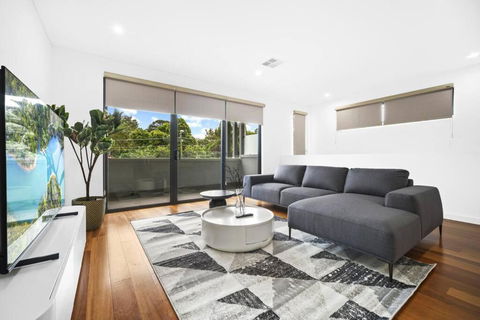 Luxury Retreat & Spacious 4BR House In Willoughby - Sunshine Coast Guide 3
