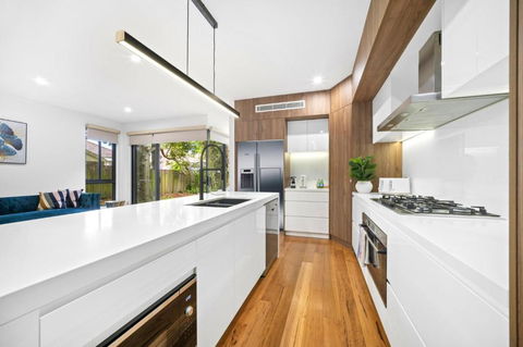 Luxury Retreat & Spacious 4BR House In Willoughby - Sunshine Coast Guide 2