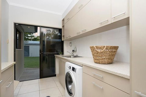 Luxury Style Living 20 Minutes From CBD - Sunshine Coast Guide 3