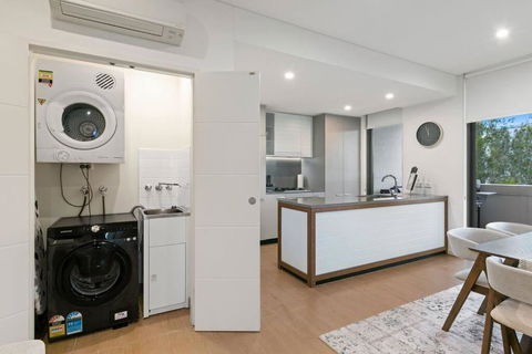 Luxury Waterfront 2 Bed Near Olympic Park & Parra - Sunshine Coast Guide 1