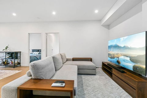 Luxury Waterfront 2 Bed Near Olympic Park & Parra - Sunshine Coast Guide 2