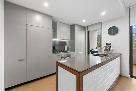 Luxury Waterfront 2 Bed Near Olympic Park & Parra - Sunshine Coast Guide 3
