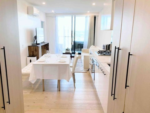M-city Apartment - Executive Twin King Ensuites - Fully Equipped - Free Parking, Fast Wifi, Smart TV, Netflix, Complementary Drinks & Amenities - M-city Shopping Centre Clayton 3168 - Sunshine Coast Guide 0