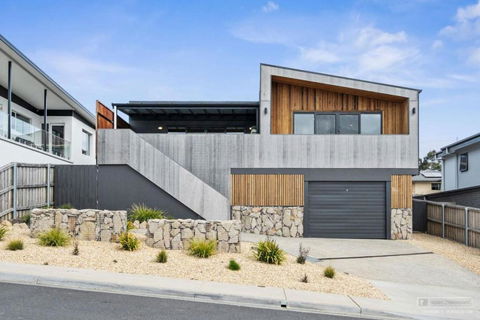 Magnificent Home, Water Views - Sunshine Coast Guide 0