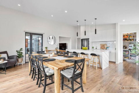 Magnificent Home, Water Views - Sunshine Coast Guide 1
