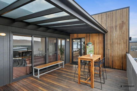 Magnificent Home, Water Views - Sunshine Coast Guide 2
