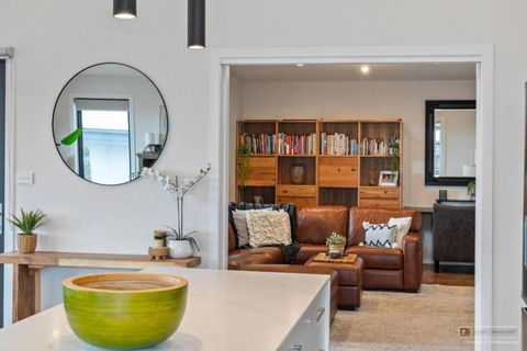 Magnificent Home, Water Views - Sunshine Coast Guide 3