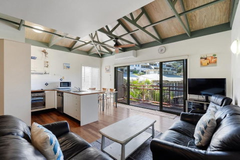 MAIN STAY - 100m To Patrolled Beach, Pool, Wifi, Close To Cafes - Sunshine Coast Guide 0