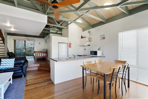 MAIN STAY - 100m To Patrolled Beach, Pool, Wifi, Close To Cafes - Sunshine Coast Guide 3