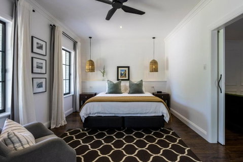 MAIN STREET RETREAT - King BRs, Comp Minibar, Breakfast Prov, Fireplaces - Sunshine Coast Guide 1