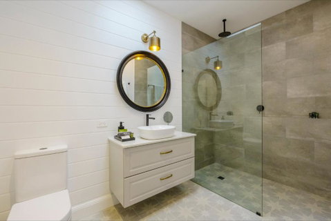 MAIN STREET RETREAT - King BRs, Comp Minibar, Breakfast Prov, Fireplaces - Sunshine Coast Guide 2