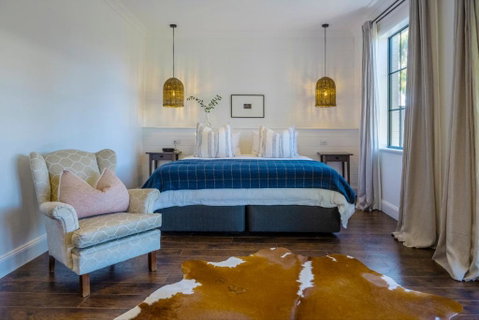 MAIN STREET RETREAT - King BRs, Comp Minibar, Breakfast Prov, Fireplaces - Sunshine Coast Guide 0