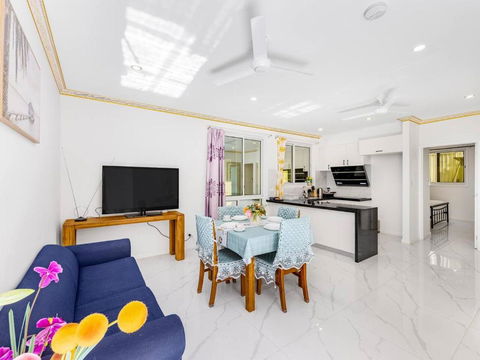 Malls At Doorstep 2-Bed Unit In Heart Of Cannon Hill - Sunshine Coast Guide 2