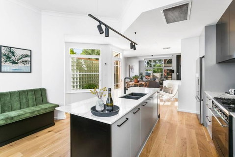 MANHATTAN STYLE 3 STORY LUXURY IN ST PETERS - Sunshine Coast Guide 0