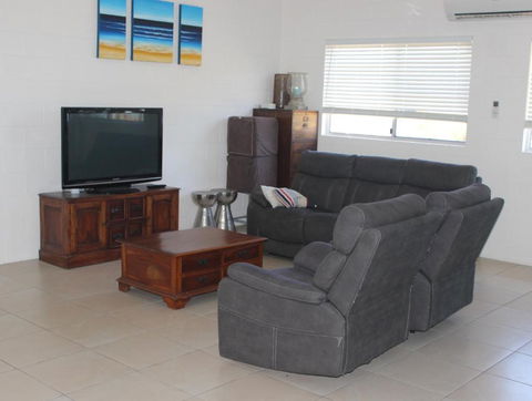 Manta Ray On The Beach - Sunshine Coast Guide 2