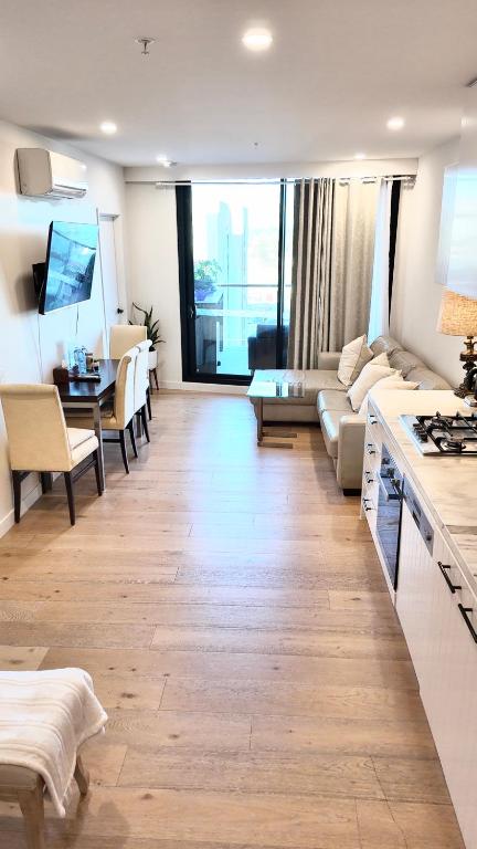 M-city Shopping Center Apartment - Executive Twin King Ensuites - Fully Equipped - Free Parking, Fast Wifi, Smart TV, Netflix, Complementary Drinks & Amenities - Clayton 3168 - Sunshine Coast Guide 3