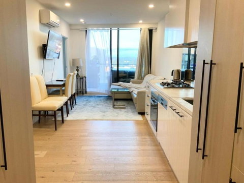 M-city Shopping Center Apartment - Executive Twin King Ensuites - Fully Equipped - Free Parking, Fast Wifi, Smart TV, Netflix, Complementary Drinks & Amenities - Clayton 3168 - Sunshine Coast Guide 1