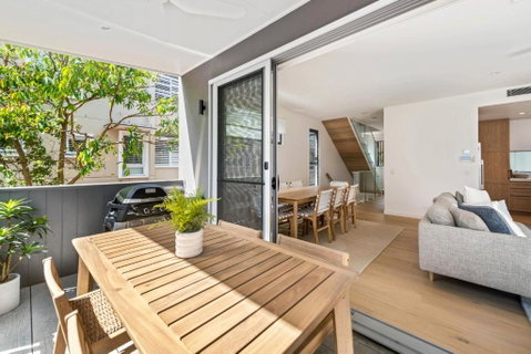 Luxury Retreat New Villa 17, Hastings St - Sunshine Coast Guide 2