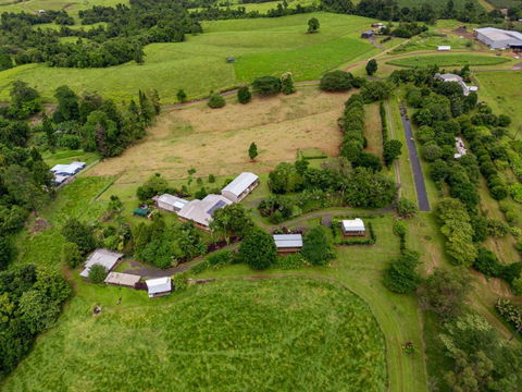 Mena Creek Flower House - Sunshine Coast Guide 1