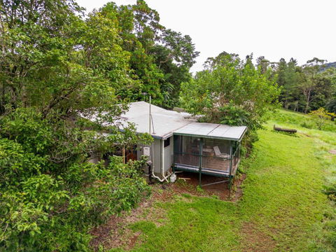 Mena Creek Flower House - Sunshine Coast Guide 3