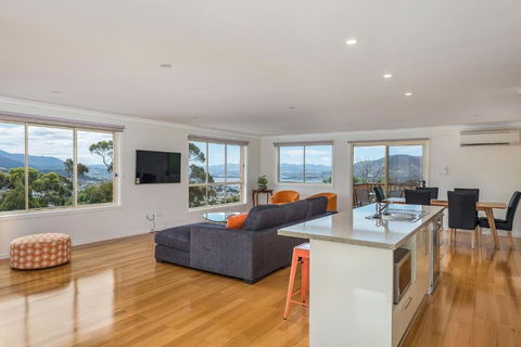 Mayhill Views Space And Style - Sunshine Coast Guide 1