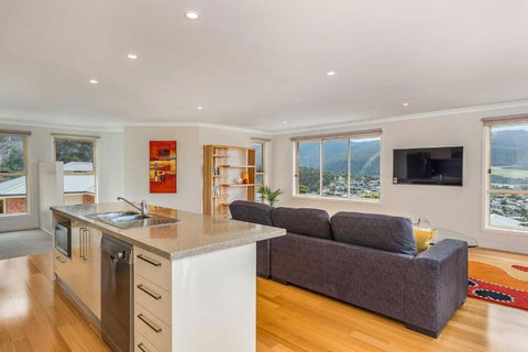 Mayhill Views Space And Style - Sunshine Coast Guide 3
