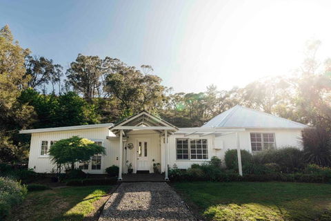 Meadowbrook MTB Lodge Orange - Rip On The Trails, Sip On The Wine! - Sunshine Coast Guide 0