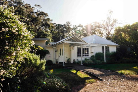 Meadowbrook MTB Lodge Orange - Rip On The Trails, Sip On The Wine! - Sunshine Coast Guide 3