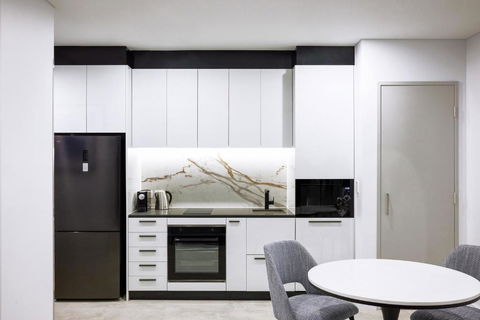 Meriton Suites Liverpool - Sunshine Coast Guide 2