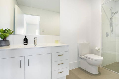 Minimalist Penthouse Condo With Skyline Vistas - Sunshine Coast Guide 3