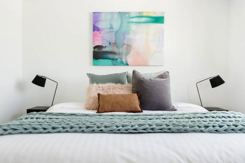 Minimalist Penthouse Condo With Skyline Vistas - Sunshine Coast Guide 1