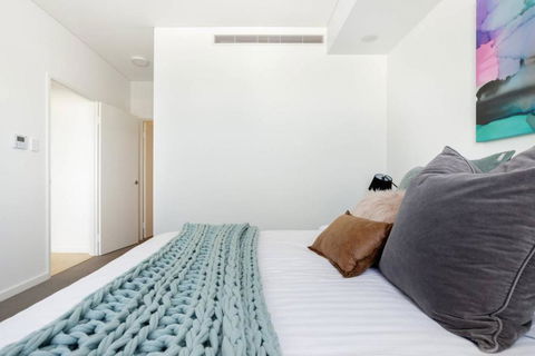 Minimalist Penthouse Condo With Skyline Vistas - Sunshine Coast Guide 2