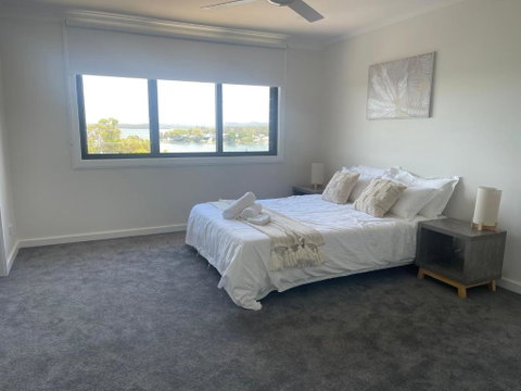 Mirrabooka Magic - Luxury By The Lake - Sunshine Coast Guide 2