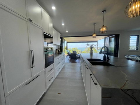 Mirrabooka Magic - Luxury By The Lake - Sunshine Coast Guide 1