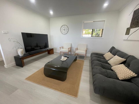 Mirrabooka Magic - Luxury By The Lake - Sunshine Coast Guide 3