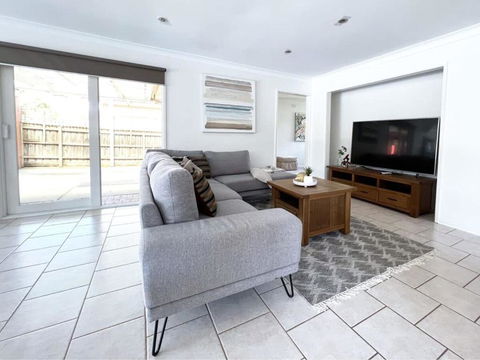 Modern And Elegant House With Swimming Pool - Sunshine Coast Guide 0
