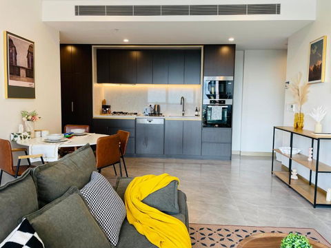 Modern Apartment St Leonards - Sunshine Coast Guide 1