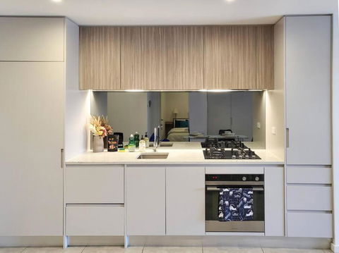 Modern Elegance: 2 Bedroom Oasis W/ Free Parking - Sunshine Coast Guide 1