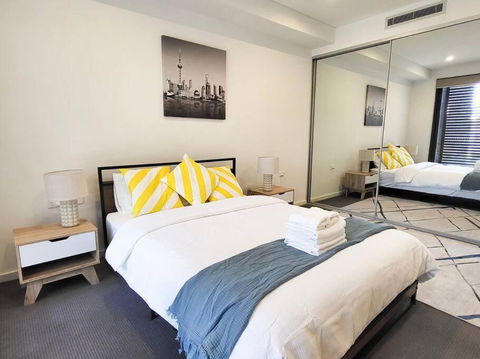 Modern Elegance: 2 Bedroom Oasis W/ Free Parking - Sunshine Coast Guide 0