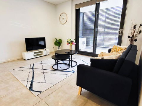Modern Elegance: 2 Bedroom Oasis W/ Free Parking - Sunshine Coast Guide 3