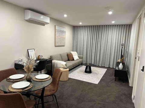 Modern Griffith Apartment - Sunshine Coast Guide 2