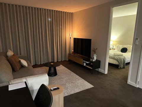 Modern Griffith Apartment - Sunshine Coast Guide 3