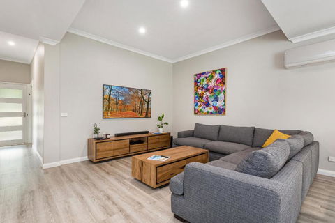 Modern Home Central To Everything - Sunshine Coast Guide 1