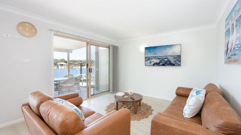 Moondance 1 - Sunshine Coast Guide 0